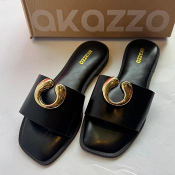 Sandalia Rasteira Akazzo Preta Com Detalhe Dourado 270DE 51006