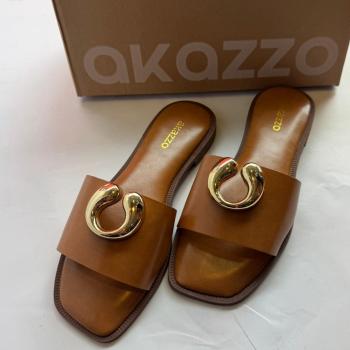Sandalia Rasteira Akazzo Cappuccino Com Detalhe Dourado 270DE 51007