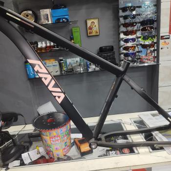 QUADRO 29 MTB PRESSURE CAB.INT 17“ PT/FLAMINGO