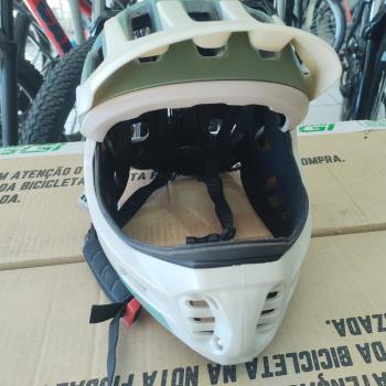 CAPACETE DOWNHILL COM QUEIXEIRA