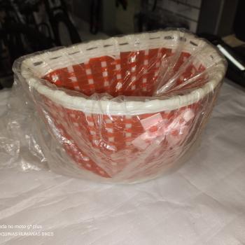 CESTA INFANTIL PLAST. ENTRLEL. VERM/BCO.