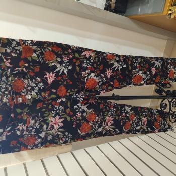 CALÇA FEMININA PRETA ESTAMPADA COM FLORES MARRONS 2 BOTOES TAMANHO 44 - BLOG FASHION