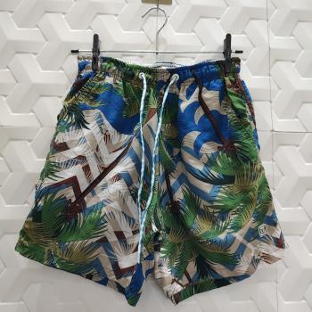 BERMUDA COM FOLHAS E FLORES AZUL VERDE BRANCO E MARROM MASCULINO TAMANHO M - VILEJACK