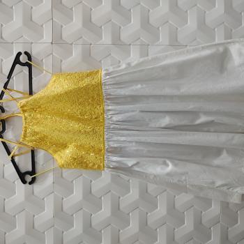 VESTIDO AMARELO E BRANCO COM PAETE FEM TAM 12- ALPHABETO