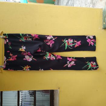CALÇA FEMININA PRETA ESTAMPA FLORAL TAMANHO M - KASTER