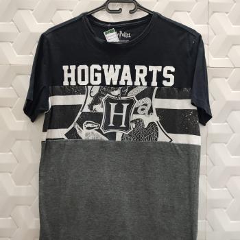 T-SHIRT PRETA HOGWARTS HARRY POTTER MASCULINA TAM P - RIACHUELO
