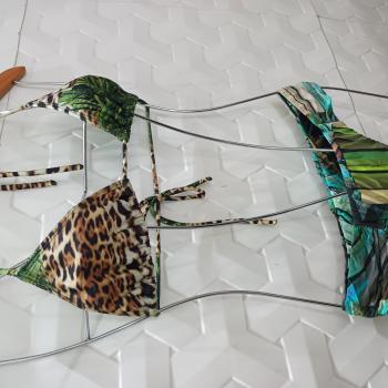 CONJUNTO MONTADO BIQUINI FOLHAS VERDE ESCURO TAMANHO G - SOL E ENERGIA &AGUA DE COCO