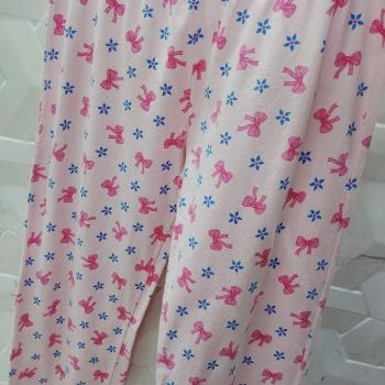 CALÇA DE PIJAMA INFANTIL ROSA COM LAÇOS E FLORES TAM 8/10 - SEM MARCA- LACINHO