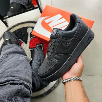 NIKE AIR FORCE 1 PRETO
