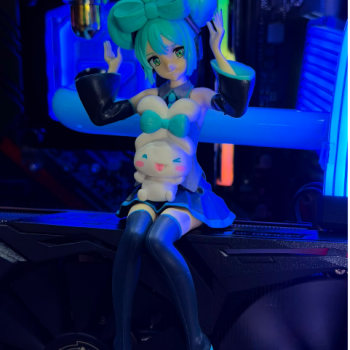 BONECO HATSUNE MIKU SITING FIGURE COM COELHINHO