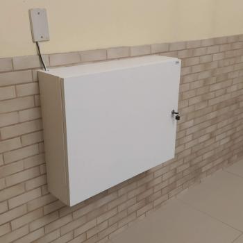 RACK MDF VERTICAL PAREDE BRANCO PARA MESA DE SOM - PORTA E CHAVE.