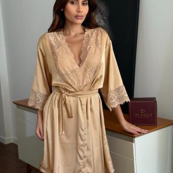 ROBE DE SEDA COM RENDA E CINTO FIXO