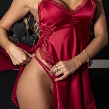 CAMISOLA EM CETIM COM FENDA NA LATERAL EM RENDA