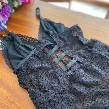 BODY INTEIRO DE RENDA COM BOJO FORRADO DETALHES EM TIRAS