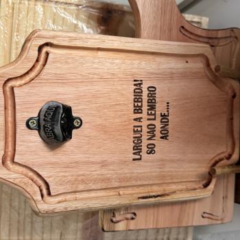 ABRIDOR DE GARRAFA DE PAREDE EM ANGELIM C/ METAL