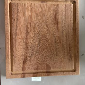 TABUA DE CORTE/CHURRASCO EM MADEIRA ANGELIM 30X37 X 2,5CM C/ PEGADOR