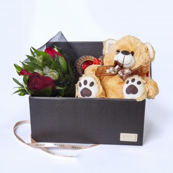 CAIXA COM URSO DE PELUCIA MINI BUQUÊ E BOMBONS