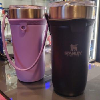 COPO TÉRMICO STANLEY COM TAMPA E ALÇA 600ML RÉPLICA