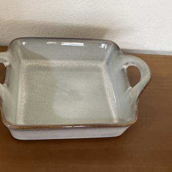 TRAVESSA RETANGULAR CERAMICA  COM ALÇA AREIA 24X18X6CM