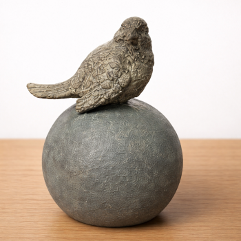 PASSARO NA ESFERA DECORATIVO EM RESINA CINZA