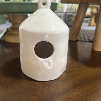CASA DE PASSARINHO ARREDONDADA BRANCA EM CERAMICA