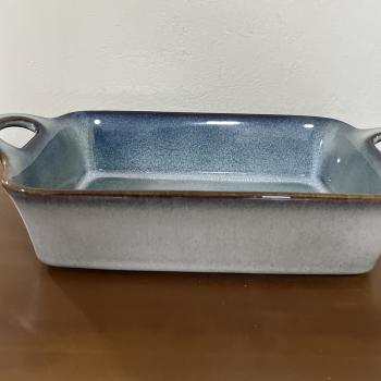 TRAVESSA RETANGULAR CERAMICA COM ALÇA AREIA 34X20X8CM