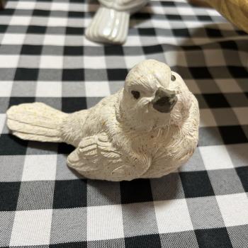 PASSARO NA DECORATIVO EM RESINA BEGE