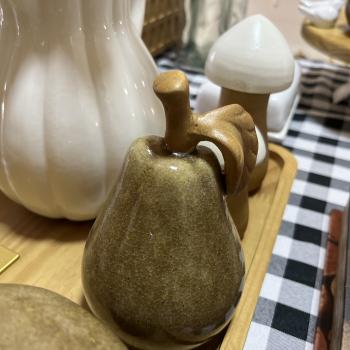PERA DECORATIVA EM CERAMICA ESMALTADA MARROM ESCURO