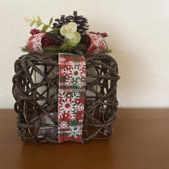 CAIXA PRESENTE  RATTAN E METAL COM LUZ P