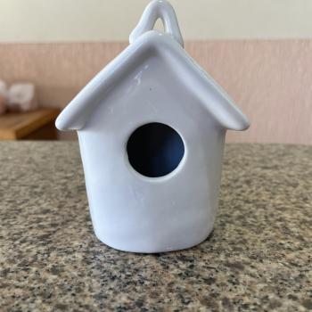 CASA DE PASSARO BRANCA EM CERAMICA
