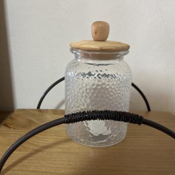 POTE DE VIDRO MARTELADO COM TAMPA DE BAMBU 1L