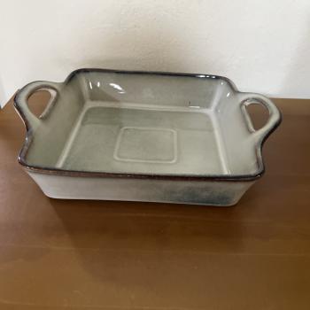 TRAVESSA RETANGULAR CERAMICA  COM ALÇA AREIA 31X25X7CM