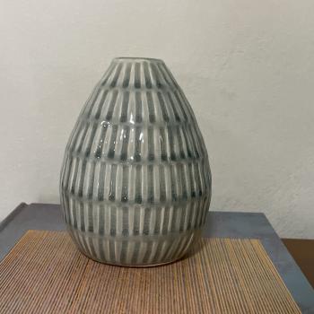 VASO EM CERAMICA COM BRILHO VERDE