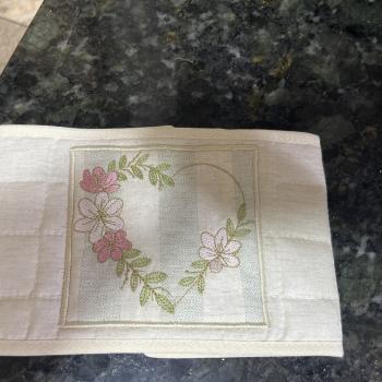 PORTA PAPEL HIGIENICO CORAÇÃO FLORAL VERDE
