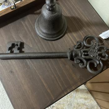 PECA DECORATIVA CHAVE ANTIGA EM FERRO PRETO