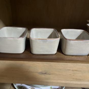 PORTA APERITIVOS DE CERAMICA BEGE E BASE DE MADEIRA