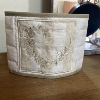 PORTA PAPEL HIGIENICO CORAÇÃO FLORAL BEGE