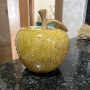 MAÇA DECORATIVA EM CERAMICA ESMALTADA MARROM