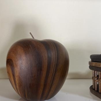 MACA DECORATIVA EM CERAMICA ESTILO MADEIRA MARROM