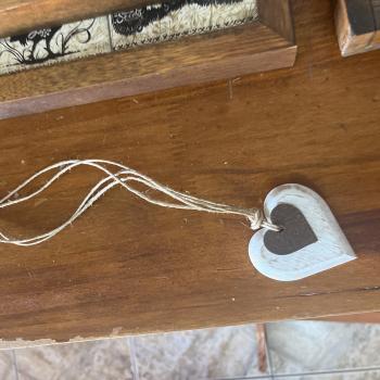 CORAÇÃO DE MADEIRA COM PINGENTE CORAÇÃO DE METAL PARA PERSONALIZAR