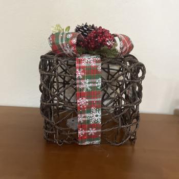 CAIXA PRESENTE  RATTAN E METAL COM LUZ M