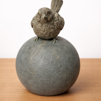 PASSARO NA ESFERA DECORATIVO EM RESINA CINZA