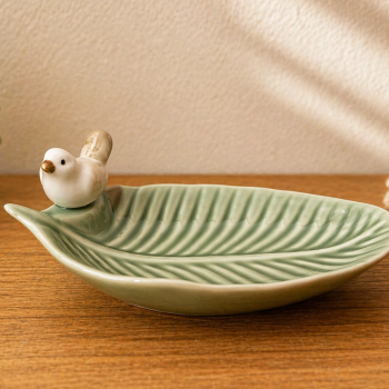FOLHA CERAMICA COM PASSARO 15X8,5CM (ENFEITE)