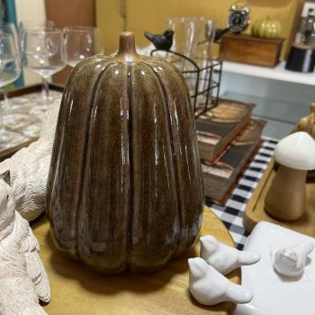 ABOBORA DECORATIVA EM CERAMICA ESMALTADA MARROM ESCURO