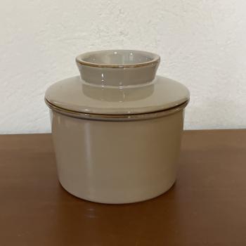 MANTEIGUEIRA EM CERAMICA BEGE 12X12X10CM