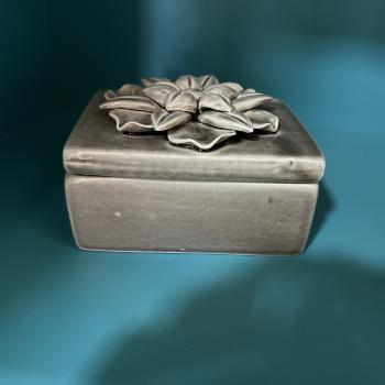 POTE DECORATIVO DE CERAMICA COM FLOR CINZA 12,3CM X 9,6CM X