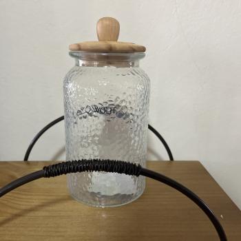 POTE DE VIDRO MARTELADO COM TAMPA DE BAMBU 1,3L