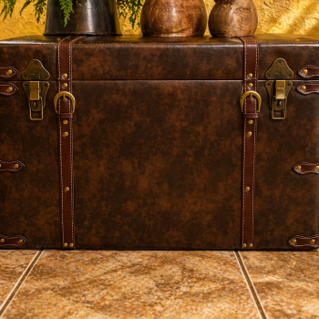 BAU DE MADEIRA REVESTIDO EM COURO SINTETICO MARROM G T: 68x40x39 CM
