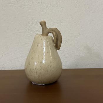 PERA DECORATIVA ESMALTADA EM CERÂMICA BEGE