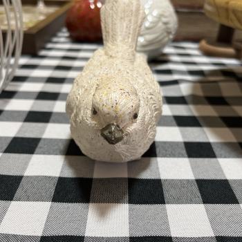 PASSARO NA DECORATIVO EM RESINA BEGE